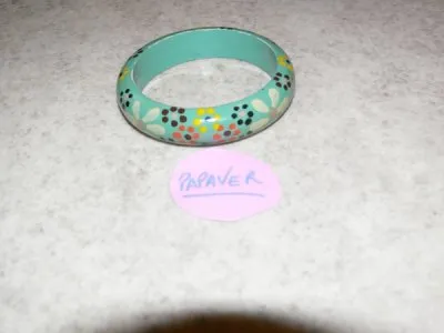 Bracelet à fleurs (bleu), Cache cache