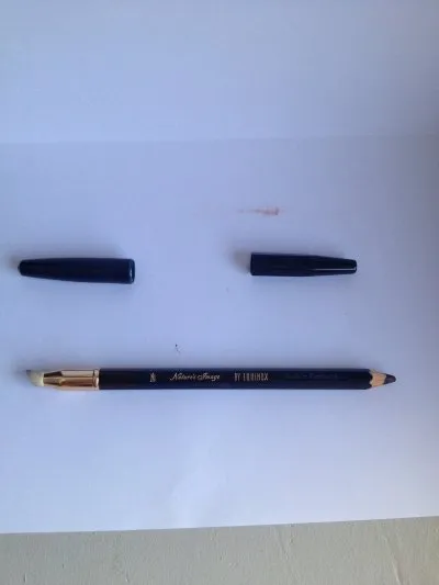 crayon à oeil marron, Inconnue
