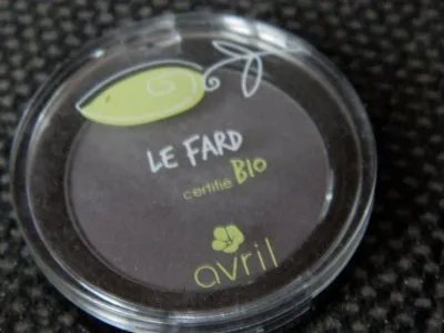 Fard à paupières, Avril