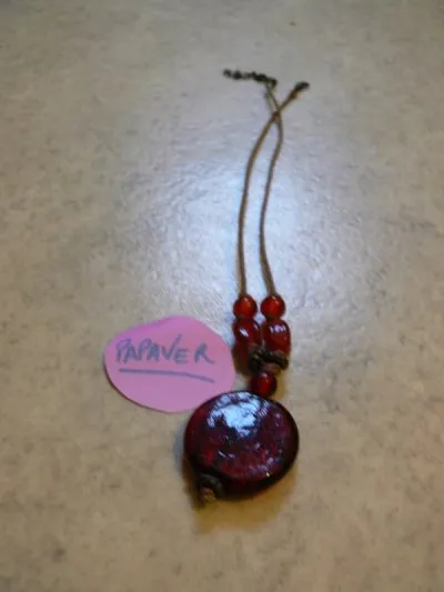 Collier pierre rouge, Cache cache