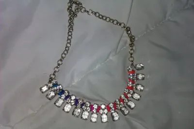 Collier, Asos