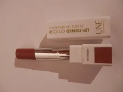 rouge à lèvres en demis tons, UNE Beauty