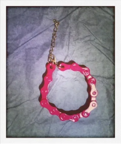 bracelet chaine de vélo rose neon, Topshop