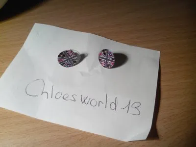 Boucles d'oreille Londres, Cache cache