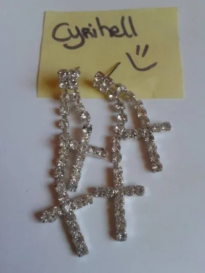 boucle d'oreille croix strass, Inconnue