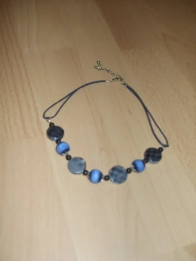 collier bleu, Inconnue