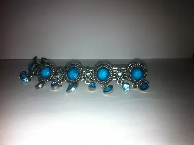 Bracelets bleu, Inconnue