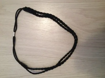 Hedband tressé noir, Inconnue