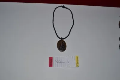 Collier ethnique, Inconnue