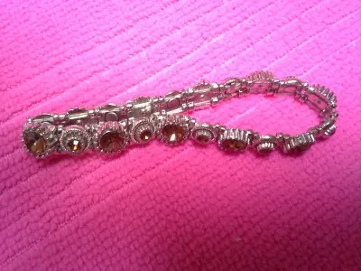 Bracelet strass, Inconnue