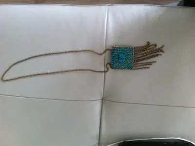 Collier sautoir, Sinéquanone