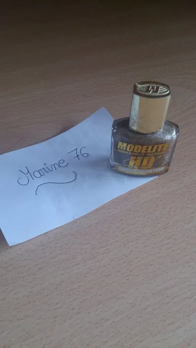 Vernis pailletté marron, Modélite