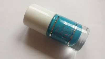 Vernis bleu Laura Beauté, Laura beauté