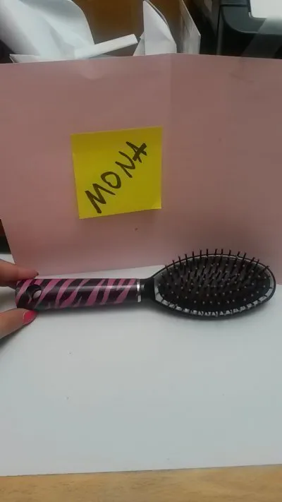 Brosse à cheveux, Inconnue