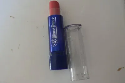 Rouge a lèvre, Liliane france