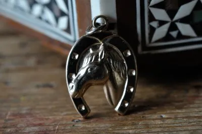 Pendentif, Inconnue