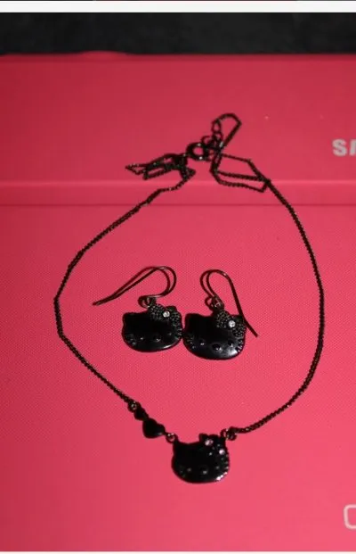 collier hello kitty, Victoria Casal