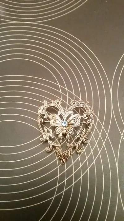Jolie broche coeur argenté et strass, Inconnue
