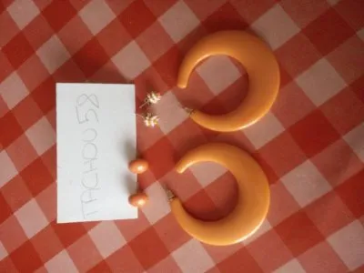 boucles d'oreilles, Inconnue