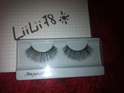 Faux cils, Inconnue