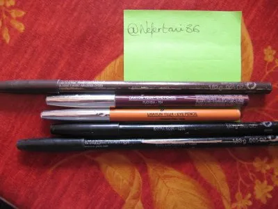 Lot de crayons de différentes couleurs, Agnès b.