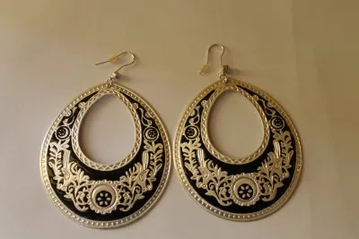 Boucles d'oreilles pendantes, Inconnue