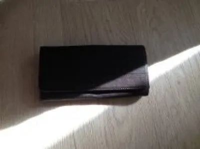 PORTE FEUILLE, Esprit