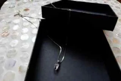 Collier zircon, Inconnue
