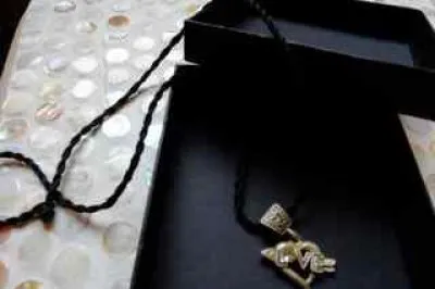 Collier love, Inconnue