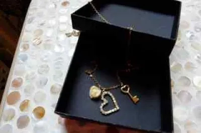 Collier, Inconnue