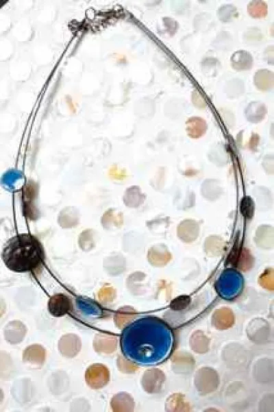 Collier bleu, Inconnue