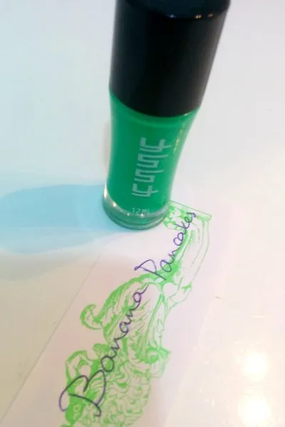 Vernis à ongles vert, Inconnue