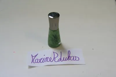 Vernis à pailettes vert, Vera valenti