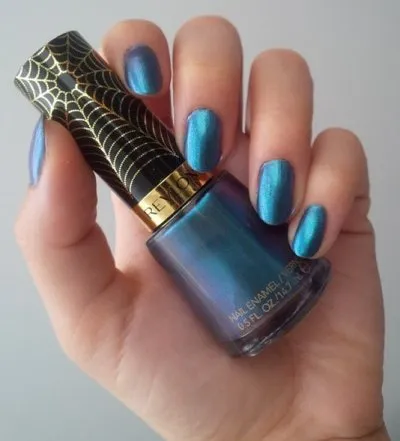 Vernis bleu à reflets violets, Revlon