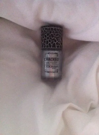 Cracked nail polish, D'Donna