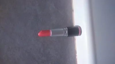 Rouge à lèvre, Miss cop