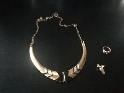 Collier, Inconnue