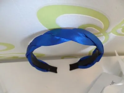 Serre tête bleu, Inconnue
