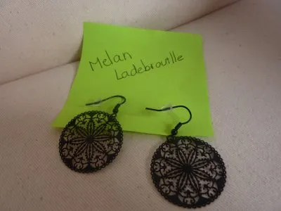 boucles oreilles noires, Inconnue