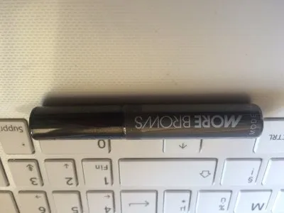 Morebrows macara à sourcils, ModelCo