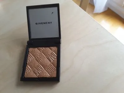 Poudre bonne mine, Givenchy