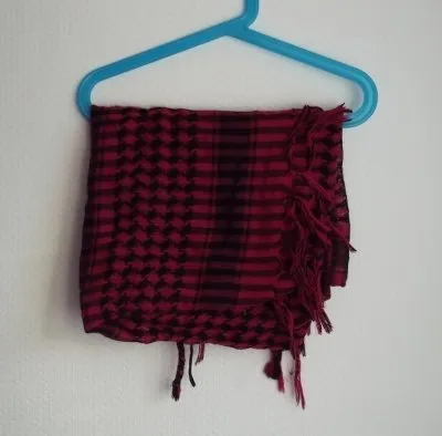 Keffieh Fushia, Inconnue