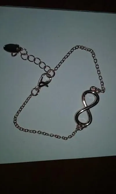 bracelet infinity, Inconnue
