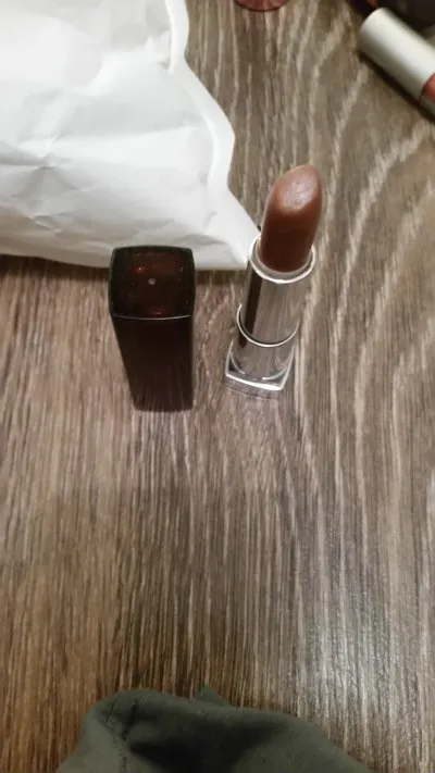 Rouge à lèvres, Inconnue
