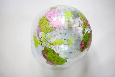 Ballon mappemonde, Nos curieux voyageurs