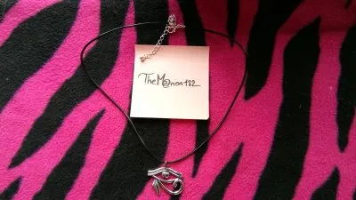 Collier fantaisie, Six