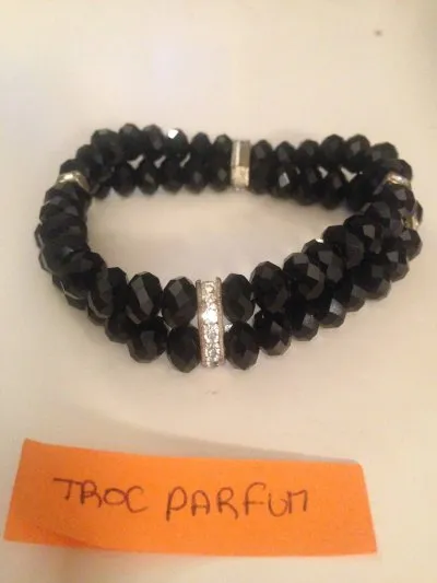 Bracelet de perles scintillantes, Inconnue