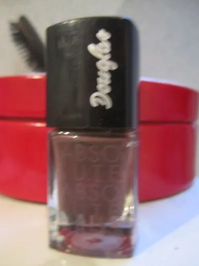 vernis a  ongles, Douglas