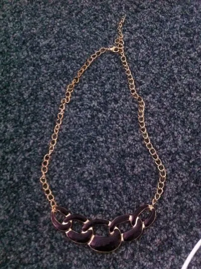 collier doré/noir, Inconnue