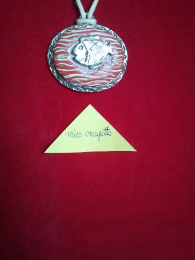 Collier poisson corail, Inconnue